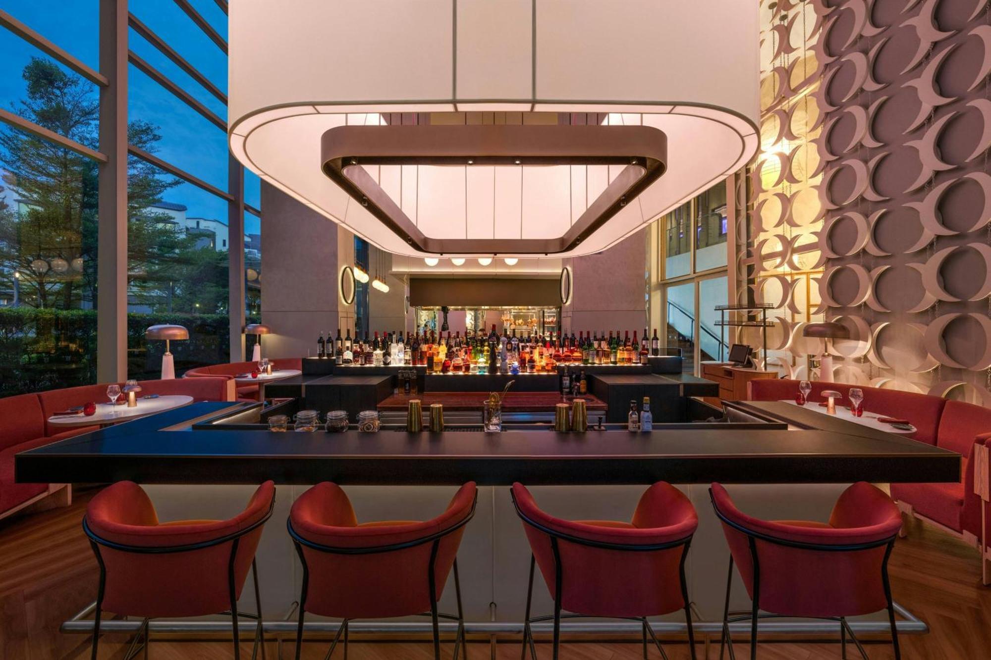 W Singapore - Sentosa Cove Exteriör bild The bar at the hotel